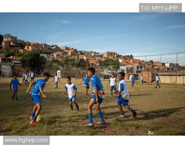 在足球场上讲述梦想与坚持的故事